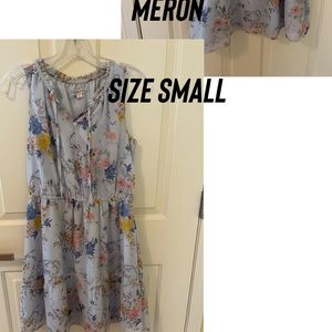Meron size small dress! blue with flowers and pretty mid thigh-knee length